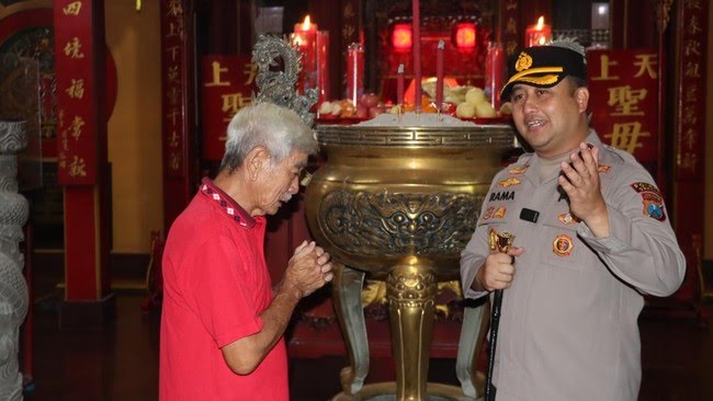 kapolres-gresik-tinjau-pengamanan-di-klenteng-kim-hin-kiong-pastikan-imlek-aman-dan-kondusif-1771296003239_169