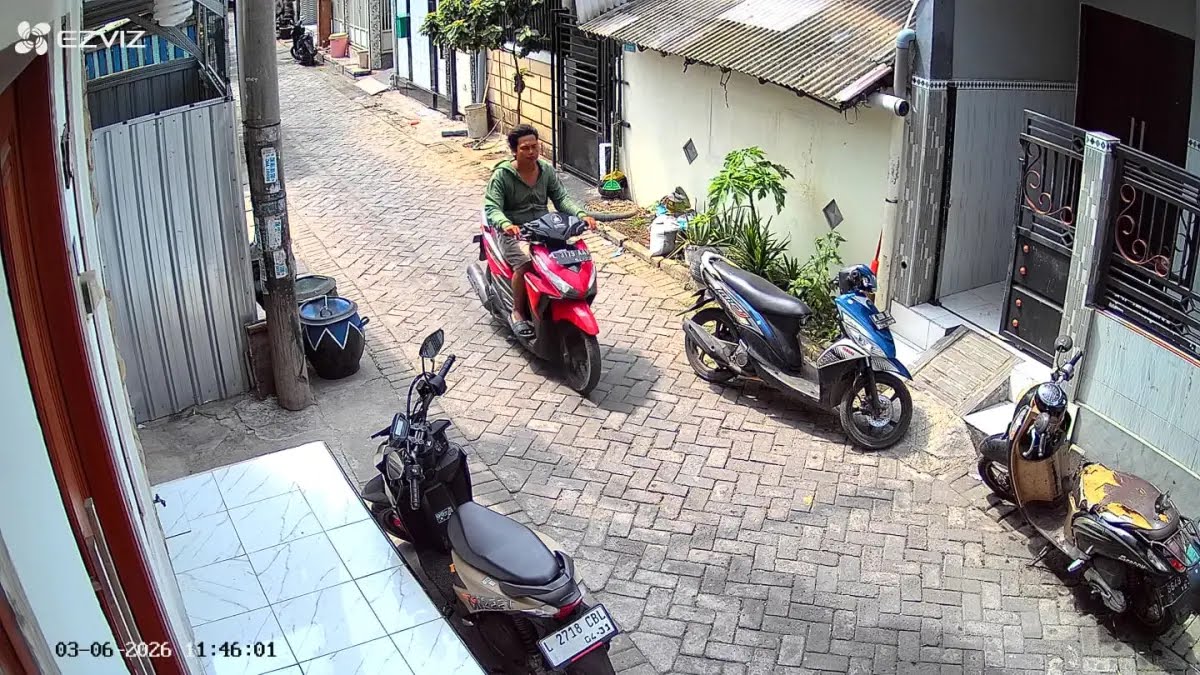 terekam-cctv-pelaku-curanmor-saat-beraksi-mencuri-motor-di-jalan-tambak-wedi-lama-surabayaistradar-surabaya-6kOFn